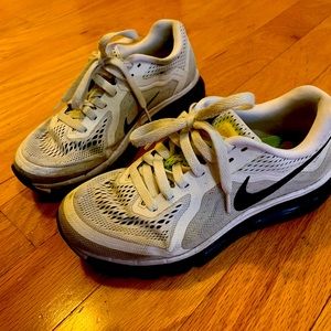 White Nike Sneakers, size 7,5.